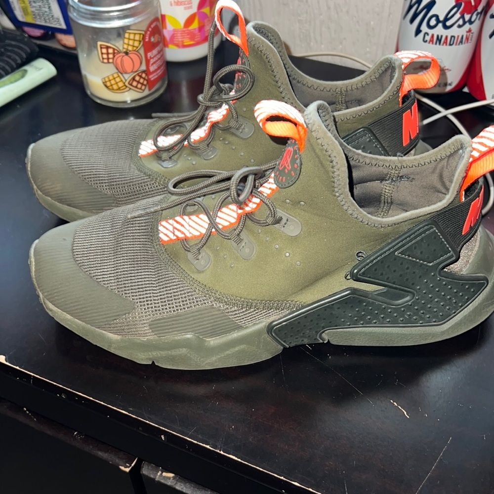 Size 6 youth Nike huarache